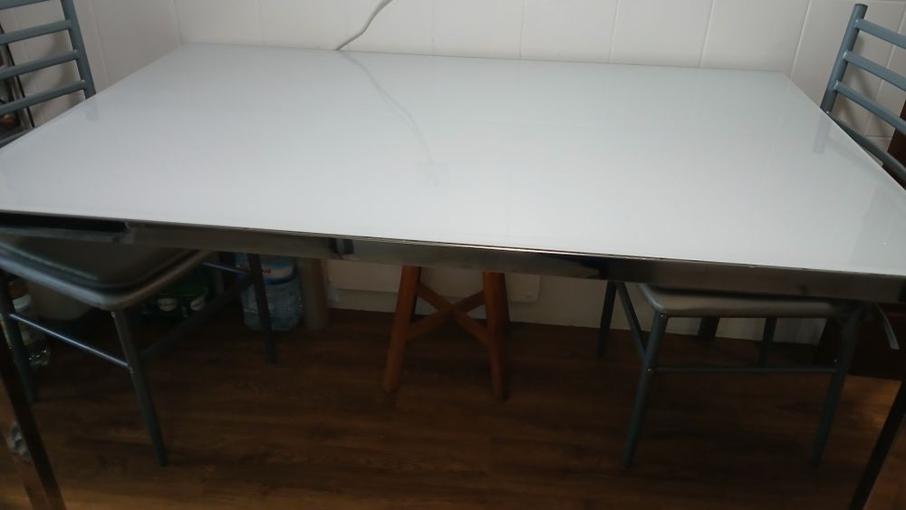 Mesa de cozinha tampo em vidro  ikea  mais 4 cadeiras 1.35 por 85
