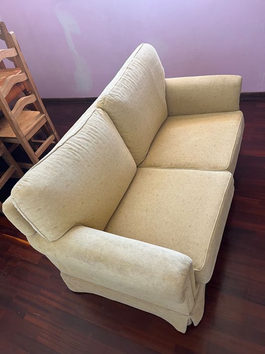 Sofá de 2 lugares usado – estilo clássico