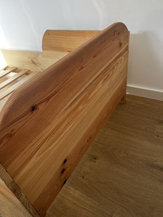 Cama em pinho e colchão como novos