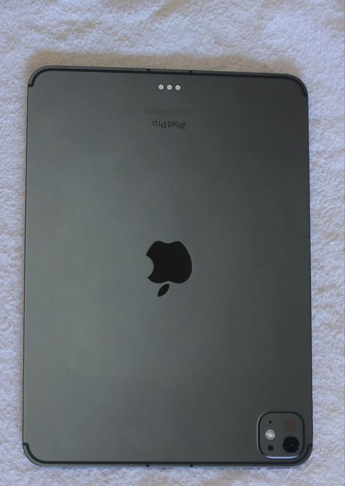 Selling an 11-inch iPad Pro powered by the ultra-fast M4 chip (latest model), featuring 256GB of storage and Wi-Fi connectivity.