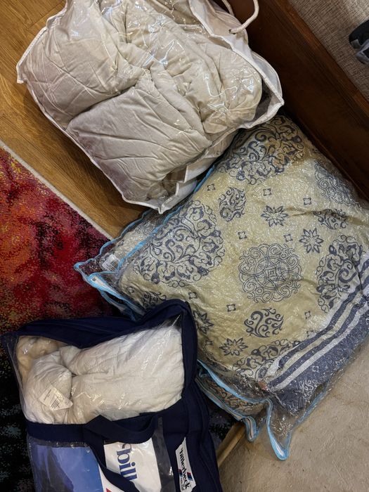 Віддам безкоштовно 4 подушки та 1 одіяло