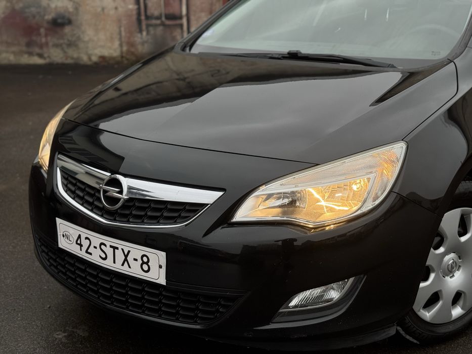 OPEL ASTRA J  2011 рік