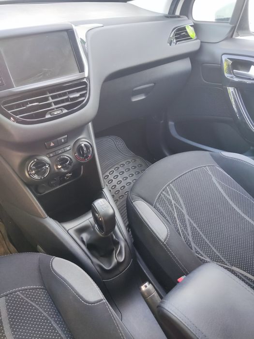 Peugeot 208  econômico