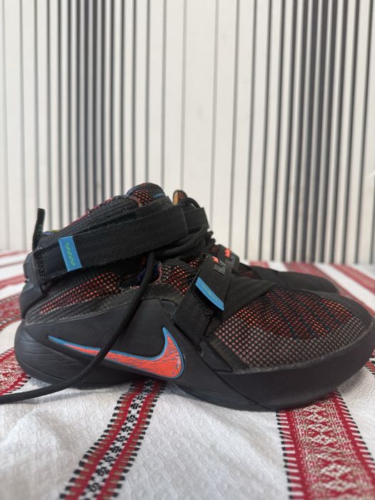 Баскетбольні кросівки Nike LeBron Soldier 9