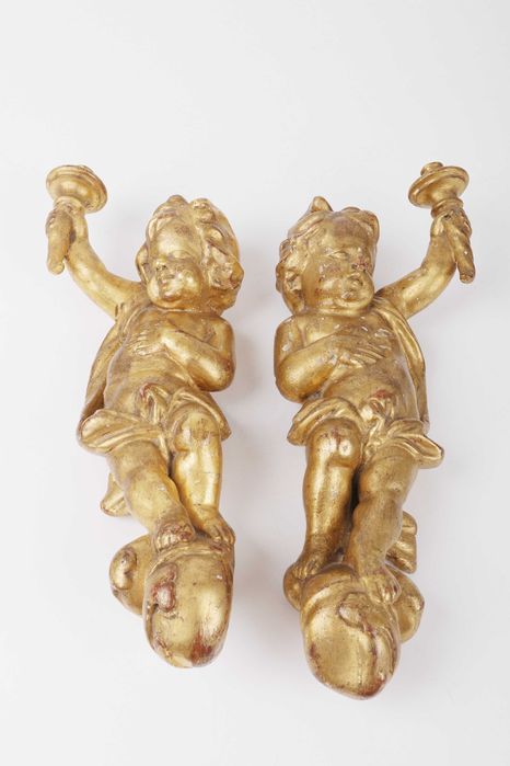 Par de esculturas. Anjos ou Querubins candelabros em suspensão