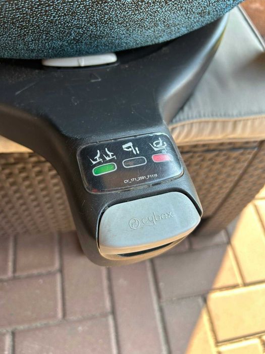 Fotelik samochodowy Cybex Sirona z obrotową bazą Cybex Base Z
