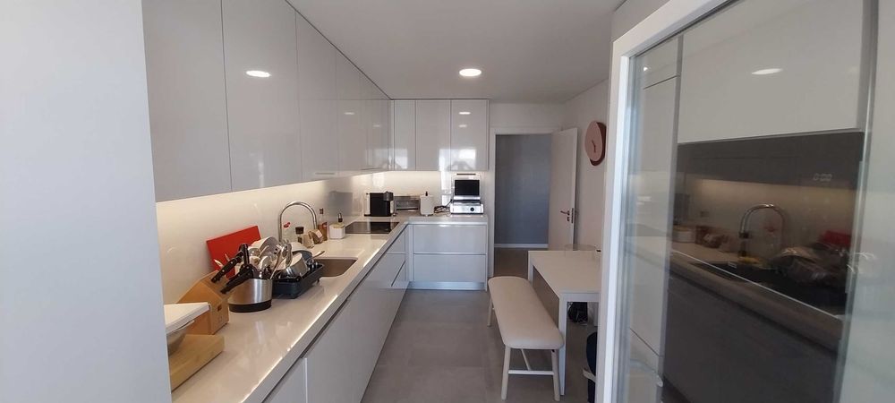 Apartamento T3 mobilado à venda na Rua Doutor António Luz, Serra de Carnaxide, Venteira, Amadora