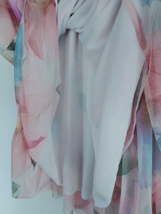 Piękna sukienka nowa elegancka lekka zwiewna w kwiaty pastelowe kolory