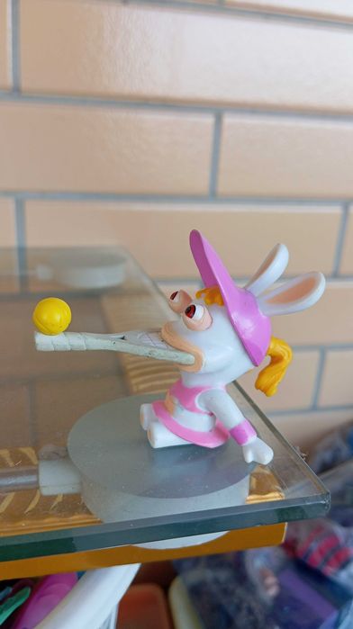 Various collectible figures64586295822082124