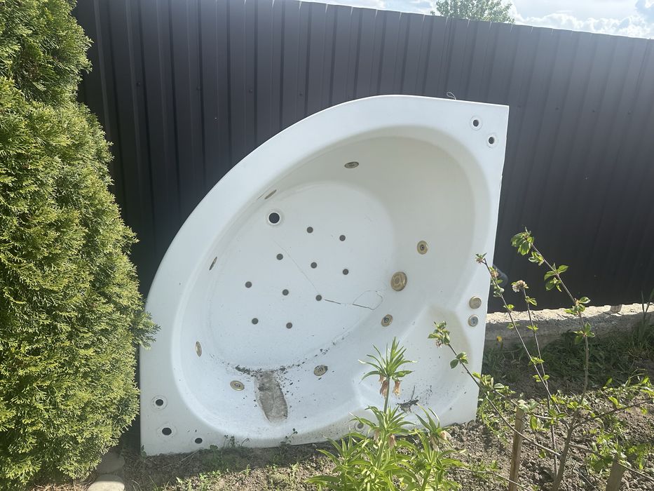 Продам ванну джакузі  електрика працюе е тріщина в самій ванні між фор