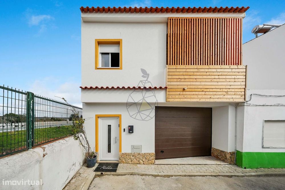 Moradia Remodelada com  Garagem e vista Desafogada para a Serra e Rio