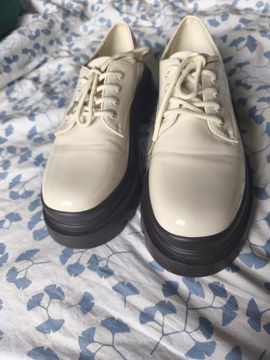 Buty beżowe Cropp 39