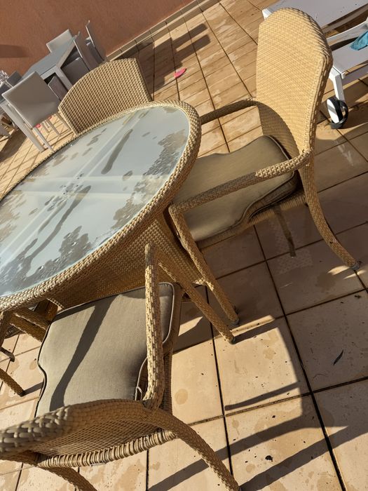 Mesa com tampa de vidro