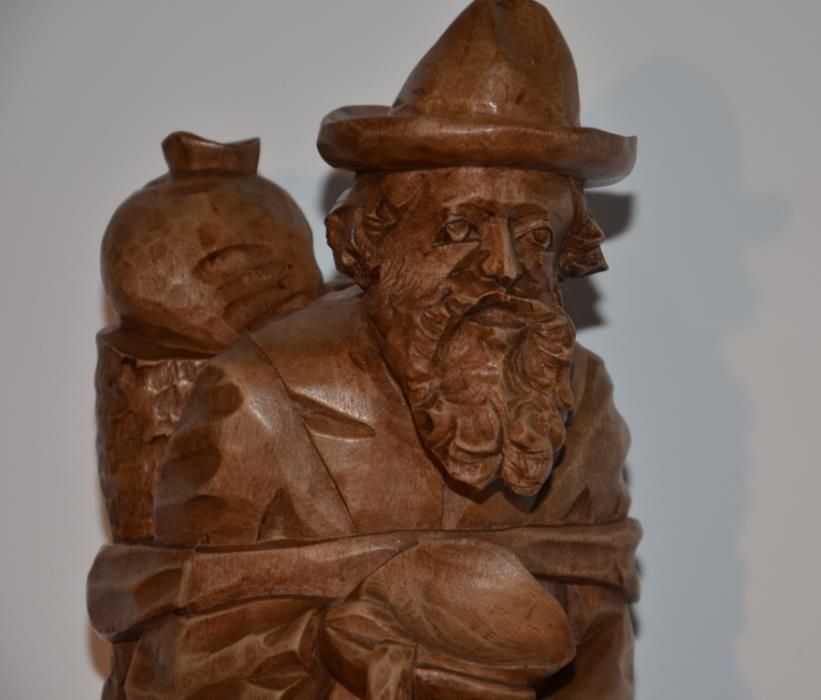 Estatueta esculpida em Madeira Maciça – Velho Mendigo