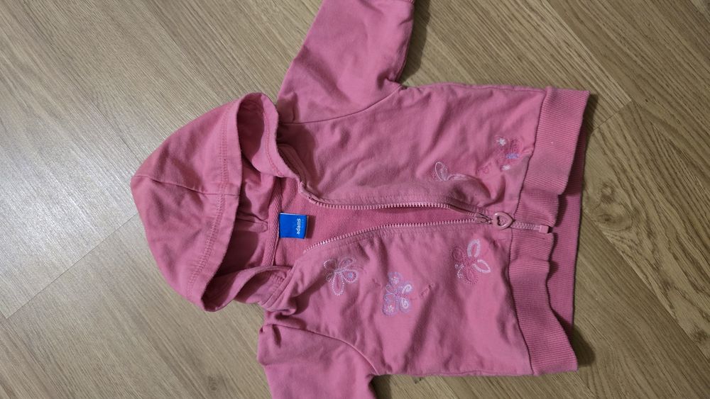 Różow bluza z kapturem i jeansowe spodenki