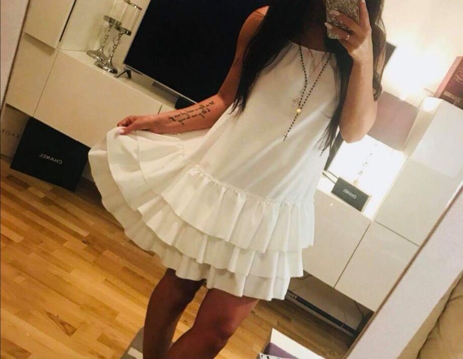 Biała sukienka z falbankami falbanki