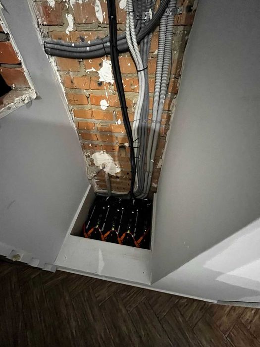 Встановлення гібридних інверторів і АКБ резервне живлення дома