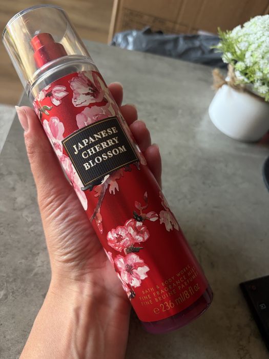Japanese Cherry Blossom Bath & Body  Mgiełka do ciała