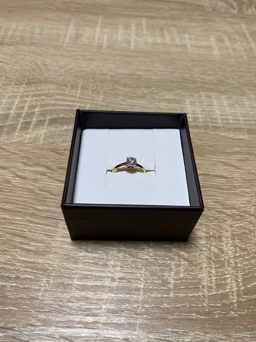 Золота обручка з фіанітом Swarovski