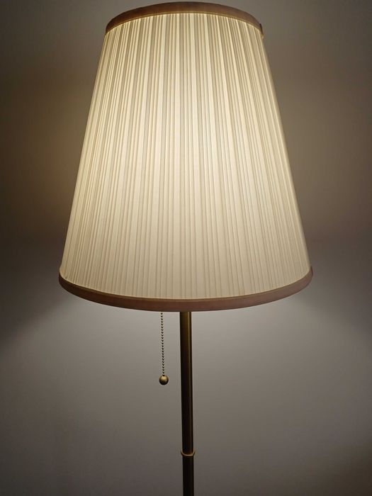 Candeeiro de pé IKEA ÅRSTID, latão/branco