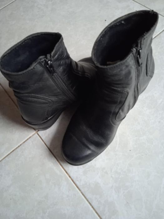 Vendo botas usadas em pele Nº35