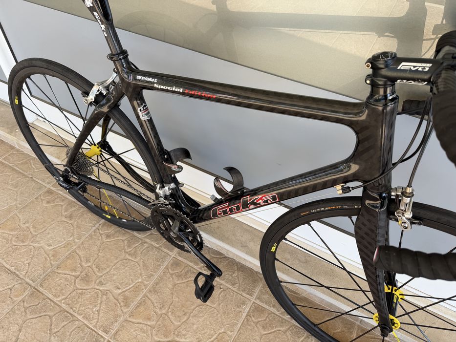 Bicicleta de estrada em carbono - Bem equipada