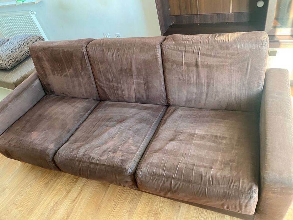 Sofa brązowa.