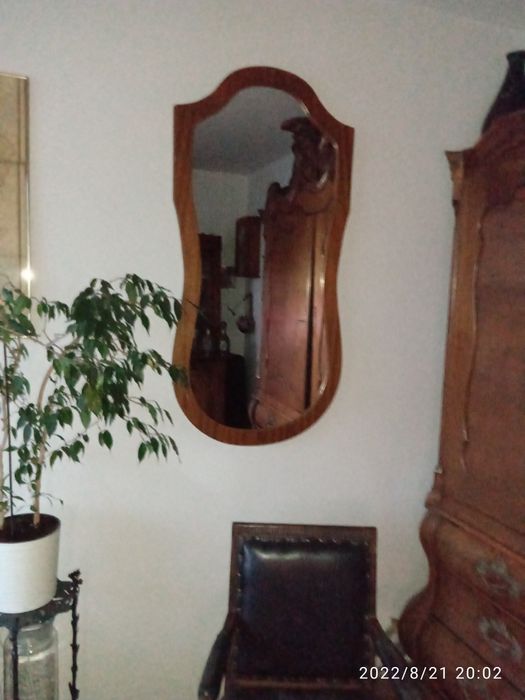 Duże lustro w drewnianej ramie.