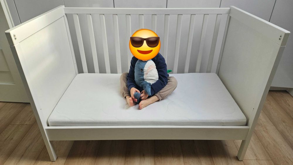 Łóżeczko dziecięce Ikea Sundvik z regulacją wysokości i materacem