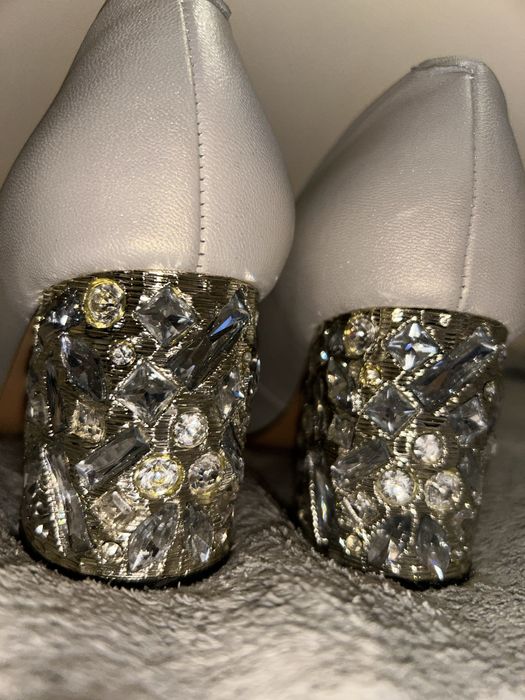 Святкові туфлі на підборах зі стразами