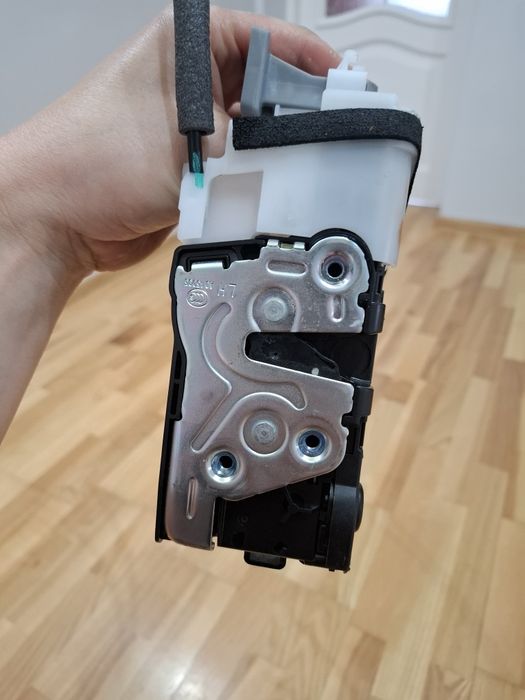 Zamek drzwi lewy przód Hyundai Tucson