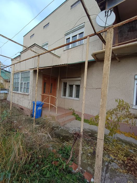 Терміново продається двоповерховий будинок у центрі міста по вул. Стрі