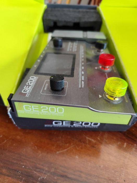 Pedaleira Mooer GE-200 na Caixa