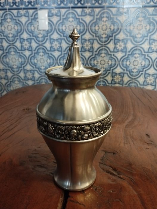 Peça de decoração de estanho em muito bom estado sem uso
