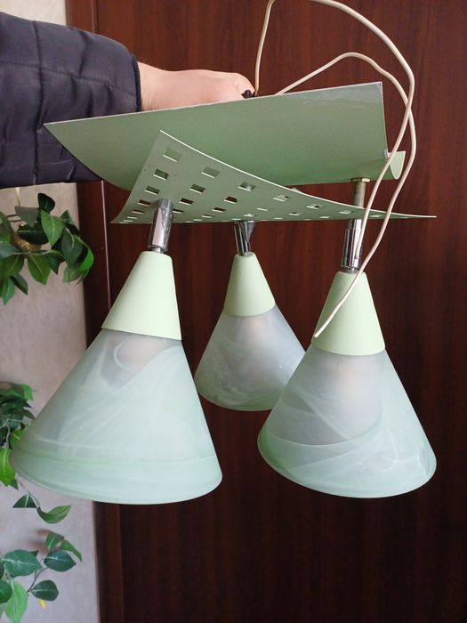 Продам 2 новые люстры на по 550грн за шт. на 3 лампочки.