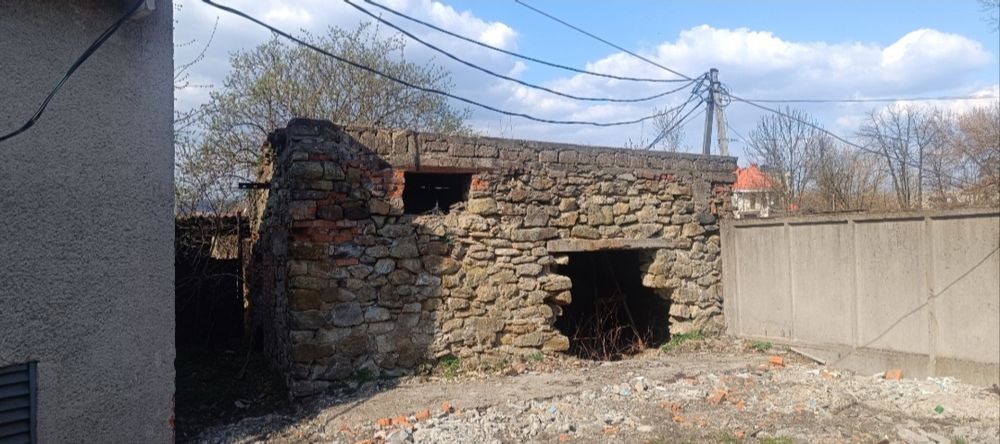 Будівля незавершеного будівництва (центральна частина міста, біля центрального парку)