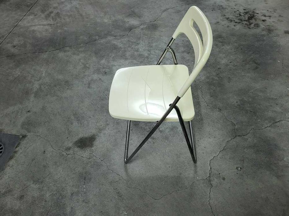 Cadeira de Plástico e Metal