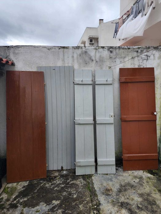 Portas antigas em madeira maciça