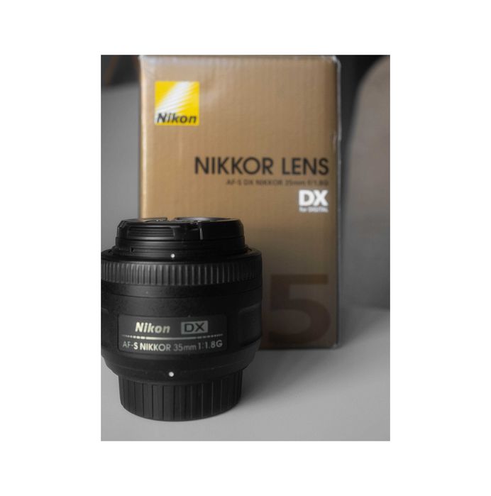 Vende-se uma câmera DSLR Nikon D5100 e duas lentes.
Preço: 460 euros.