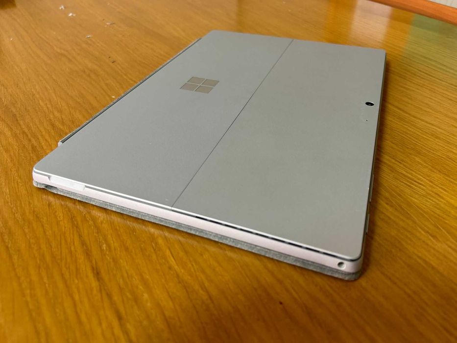 Microsoft Surface Pro 7 com teclado