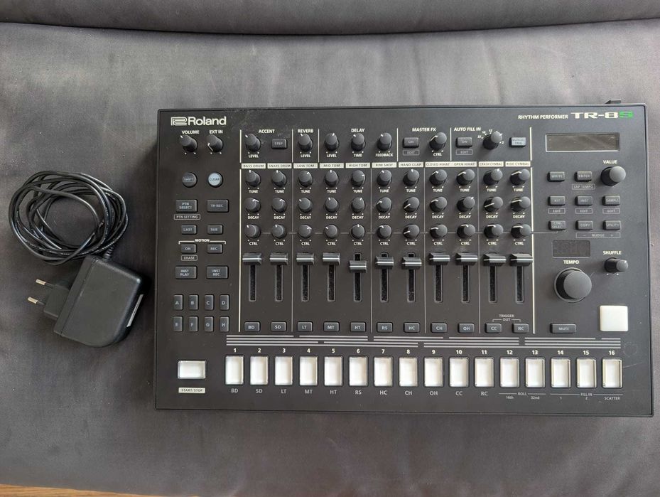 Roland TR-8S Rhythm Performer