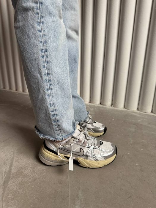 Nike Runtekk V2K White Silver трендові жіночі кросівки найк рантек