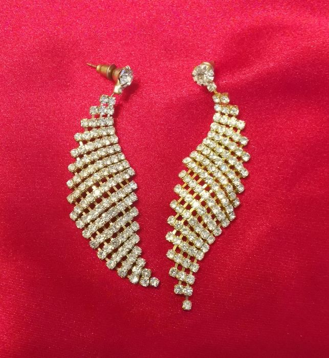 Kolczyki w kolorze złota.