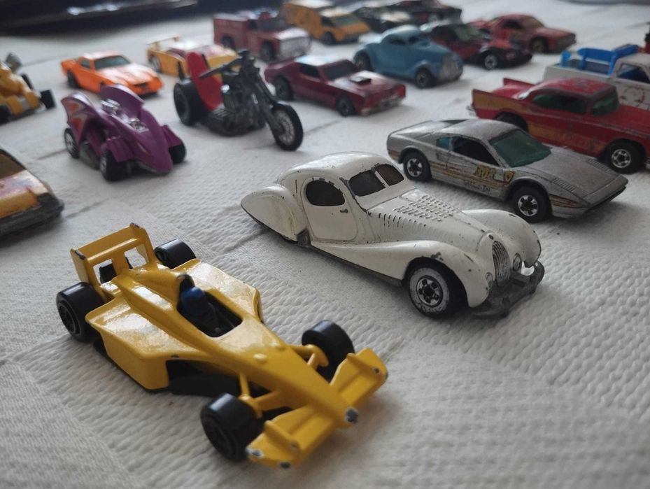 Mala e Carrinhos HotWheels (x28)