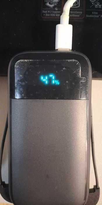 Przenośna ładowarka z wbudowanymi kablami,iPhone'ami i C