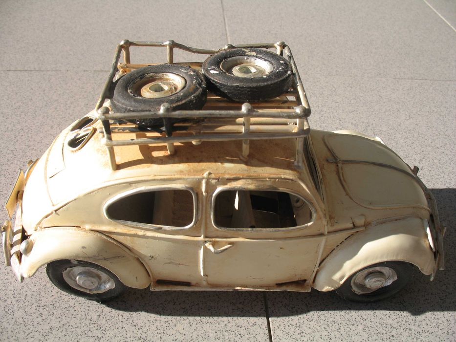 Clássico carocha antigo em chapa