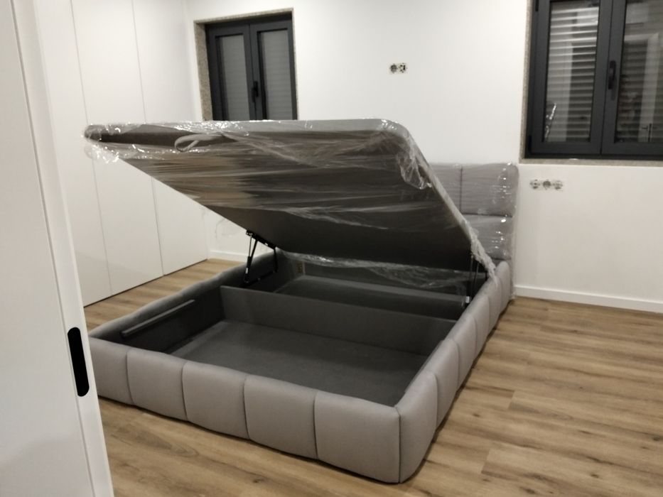 Cama em tecido nova com estrado elevatória incluída.
