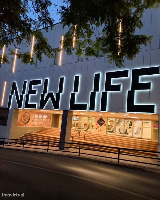 For Sale: Shop in Miraflores, Linda-a-Velha, 87 m² + Parking