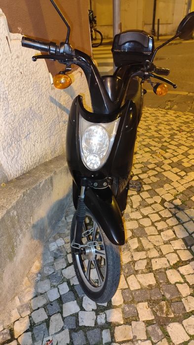 Scooter elétrica com pedais