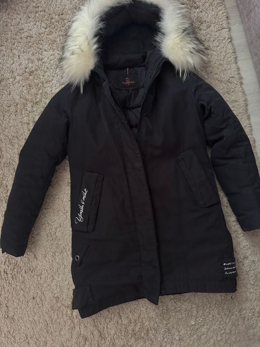 Чорний жіночий пуховик